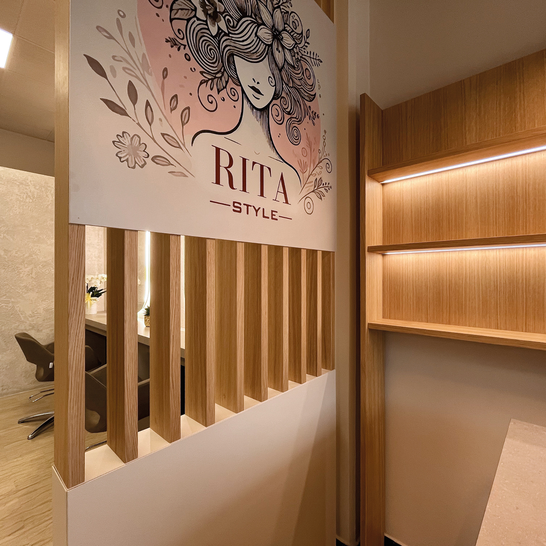 Immagine dell'area reception con focus sull'insegna del Salone 